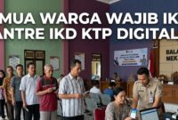 Antrean warga mengaktifkan IKD KTP digital di balai desa merupakan bagian dari pelayanan resmi dan program jemput bola.