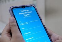 Petugas mendampingi cara mendaftar IKD KTP digital dari pengisian data sampai pemindaian QR resmi.