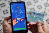 Membandingkan KTP fisik dengan dokumen dalam IKD KTP digital untuk memahami fungsi keduanya.