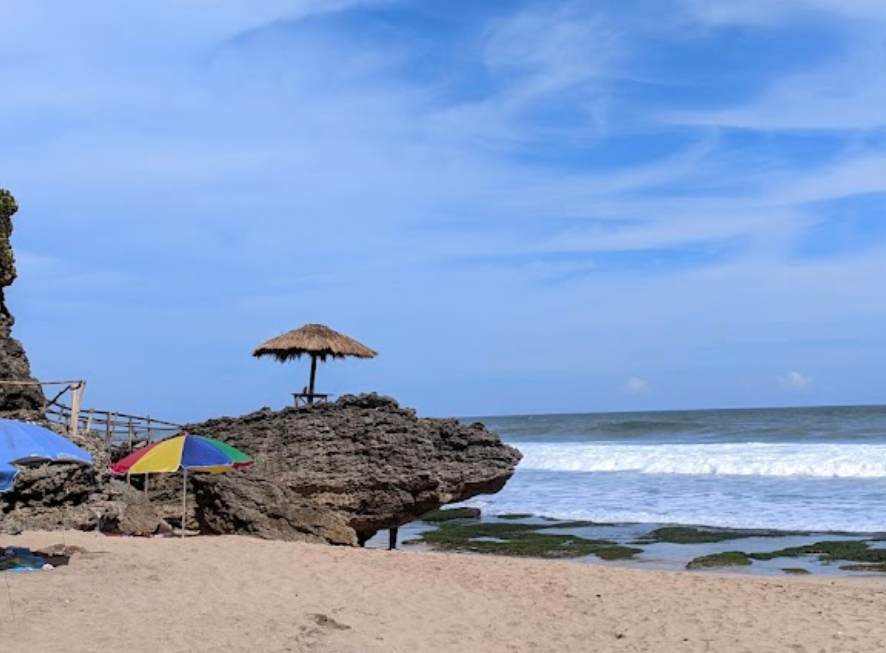 Pantai Sepi Di Gunung Kidul 